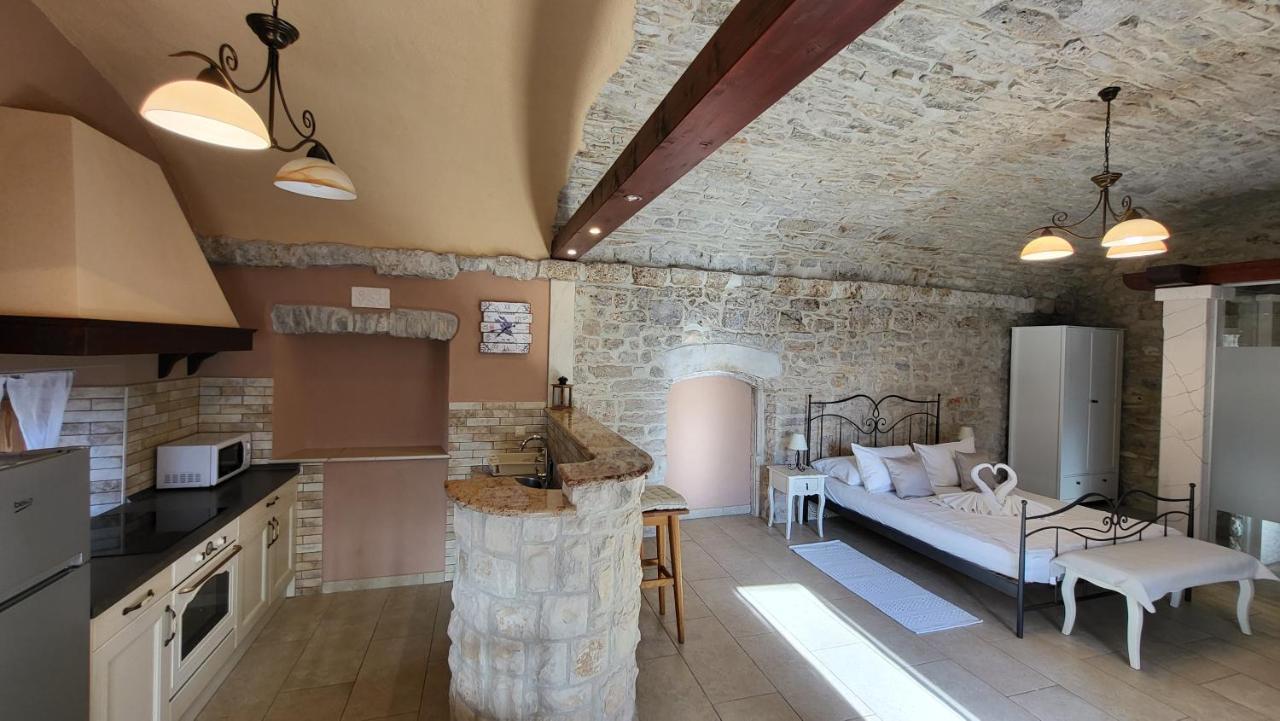 Stone House Apartments Didini Dvori Lumbarda Extérieur photo