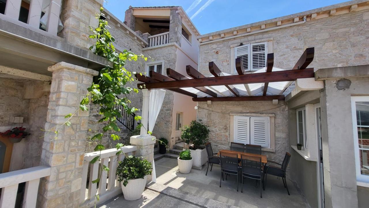 Stone House Apartments Didini Dvori Lumbarda Extérieur photo